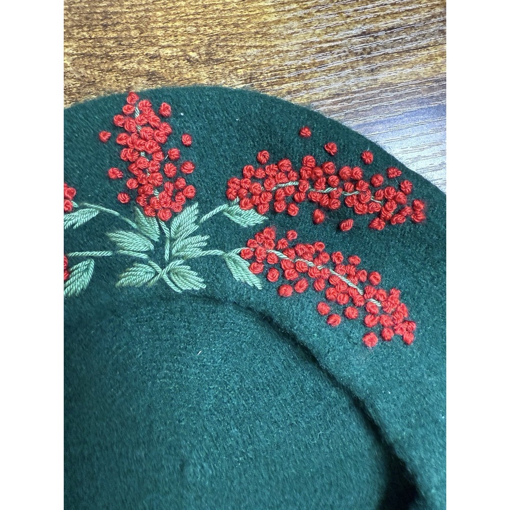 Hand-embroidered green wool beret with Delicate Red Berries And Green Leaves - Picture 4 of 5
